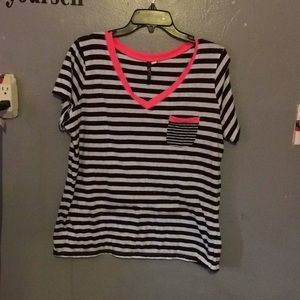BLACK AND WHITE STRIPPED TOP😱